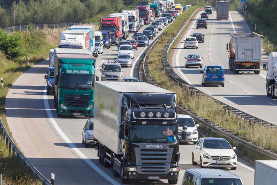 Insgesamt fünf Unfälle mit 18 Fahrzeugen haben für eine etwa fünf Stunden lange Sperrung der A72 zwischen Zwickau-West und Zwickau-Ost gesorgt. (Symbolbild)