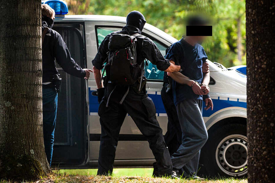 Die Polizei führte sieben mutmaßliche Rechtsterroristen bei der Bundesanwaltschaft in Karlsruhe vor.