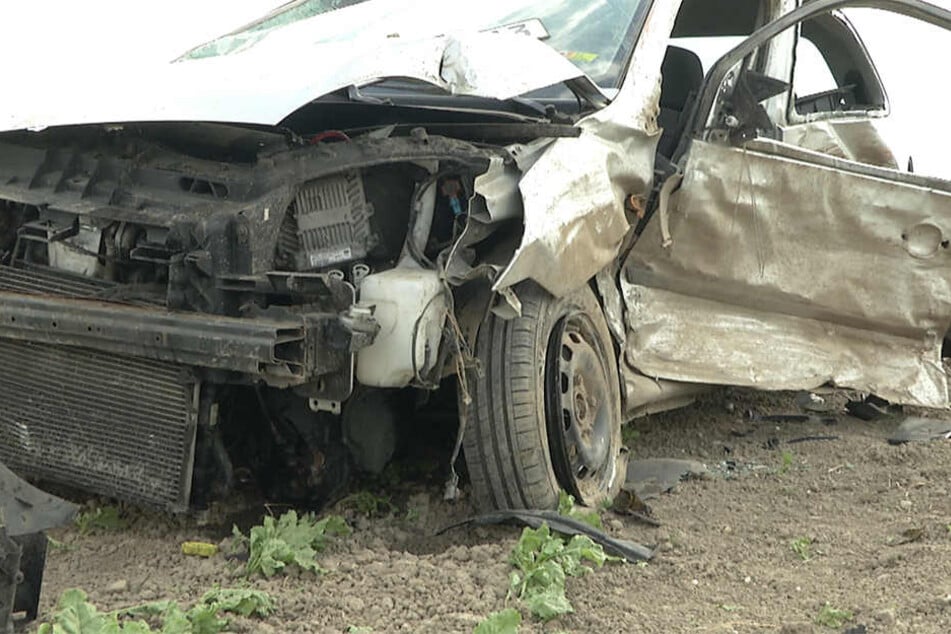 Der Wagen der Pkw-Fahrerin überschlug sich und blieb auf dem Feld liegen. Sowohl sie als auch der Transporter-Fahrer mussten schwerverletzt ins Krankenhaus gebracht werden.