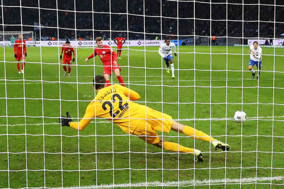 Vom Elfmeterpunkt blieb Timo Werner souverän, verwandelte ins rechte Torwarteck zum 1:1. Rune Jarstein sprang nach links.