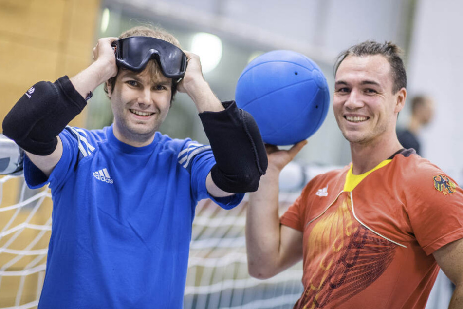 Coach Sascha Timaeus (31, r.) zeigte TAG24-Reporter Martin Gottschling (28, l.), worauf man beim Goalball achten muss.