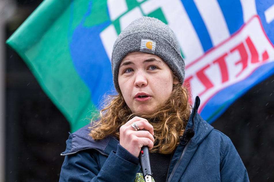 "Fridays for Future" demonstriert am Jungfernstieg