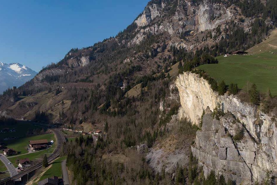 Unter diesem Bergmassiv (re.) lagern Hunderte Tonnen Sprengstoff und 3500 Tonnen Munition.