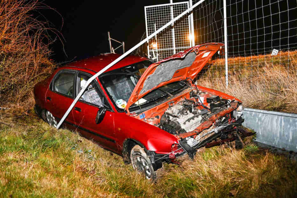 Der Unfallwagen erlitt Totalschaden.