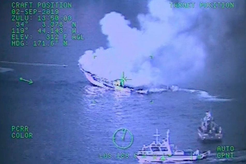 Dieser Screenshot aus einem von der US-Küstenwache veröffentlichten Video zeigt das Feuer an Bord des Taucherbootes "Conception" vor der Insel Santa Cruz bei Santa Barbara.