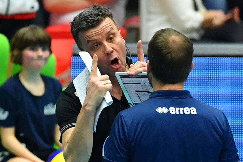 Erbost: DSC-Coach Alexander Waibl diskutiert nach seiner Roten Karte mit dem Schiedsrichter.