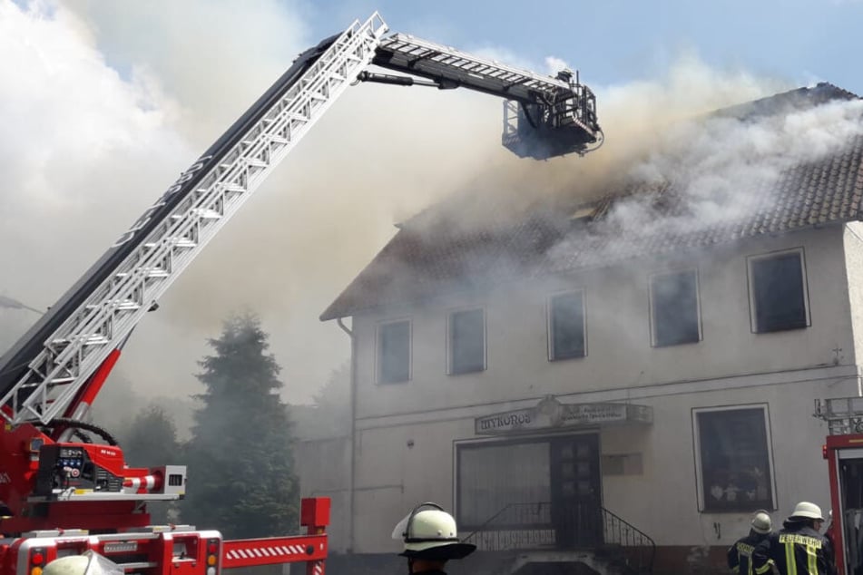 Der Dachstuhl des Wohnhauses stand in Flammen.