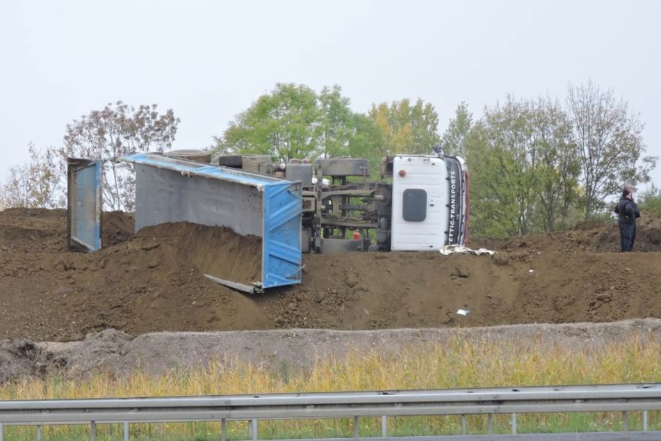Am Montagvormittag kippte der Muldenkipper mit dem Fahrer (57) beim Entladen der Erde nach rechts. Dabei wurde der Mann eingeklemmt.