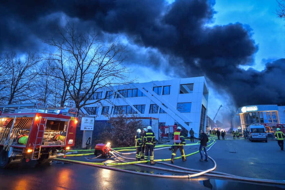 Auch am Freitagmorgen hatte die Feuerwehr noch mit den Löscharbeiten zu tun.