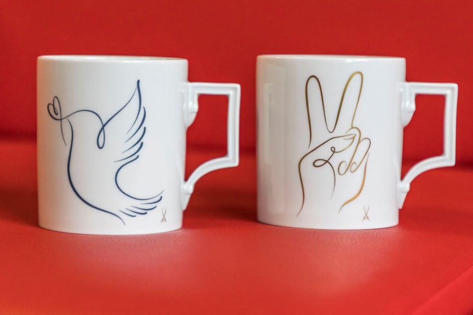 Azubis der Porzellanmanufaktur Meissen entwarfen die Friedenssymbole auf den Kaffeebechern.