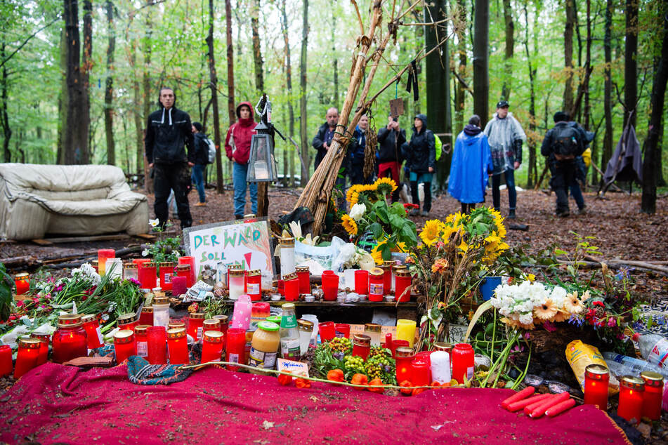 Demo-Teilnehmer gegen die Rodung des Hambacher Forsts stehen an der Stelle, an der ein Journalist starb, als er von einem Baumhaus fiel.