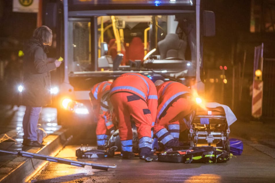 Mann von Linienbus erfasst, Fahrer fährt einfach weiter