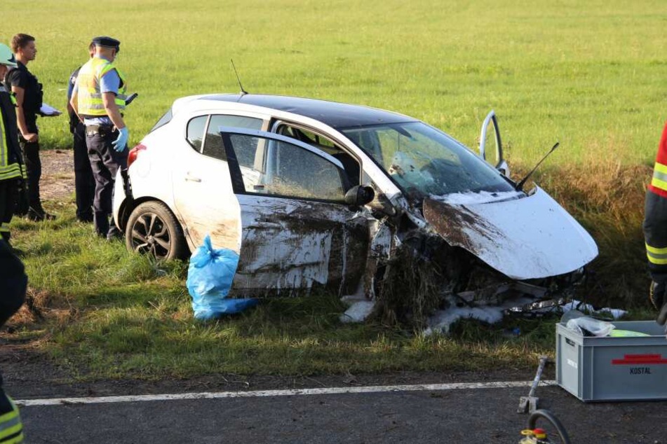 Nach dem Zusammenstoß schleuderte der Wagen in den Straßengraben.