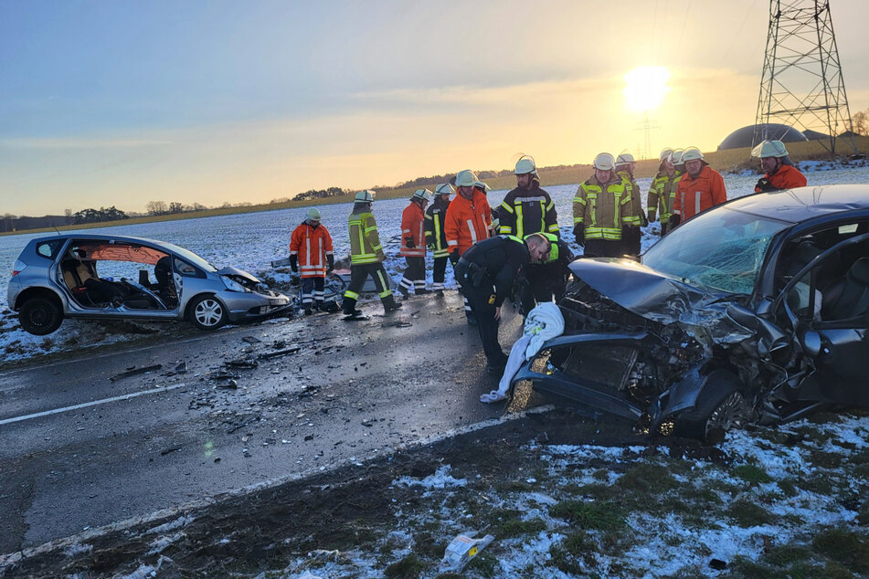 Frontal-Crash, Beifahrer nicht angeschnallt: Lebensgefahr!