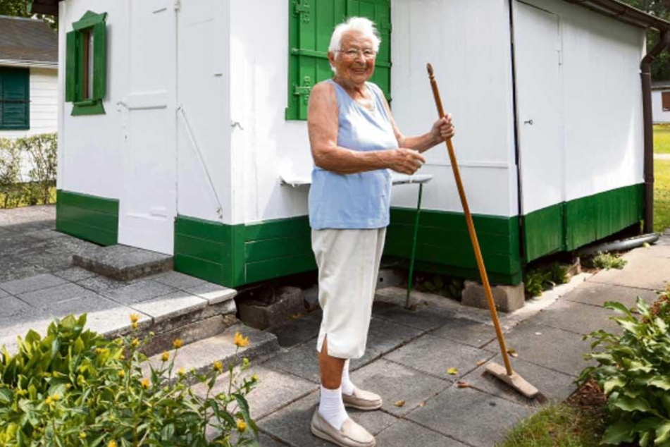 Die 91-jährige Eva ist seit über 40 Jahren "Siedlerin" am Großteich. Auch das Ausfegen gehört hier zu den Pflichten. 