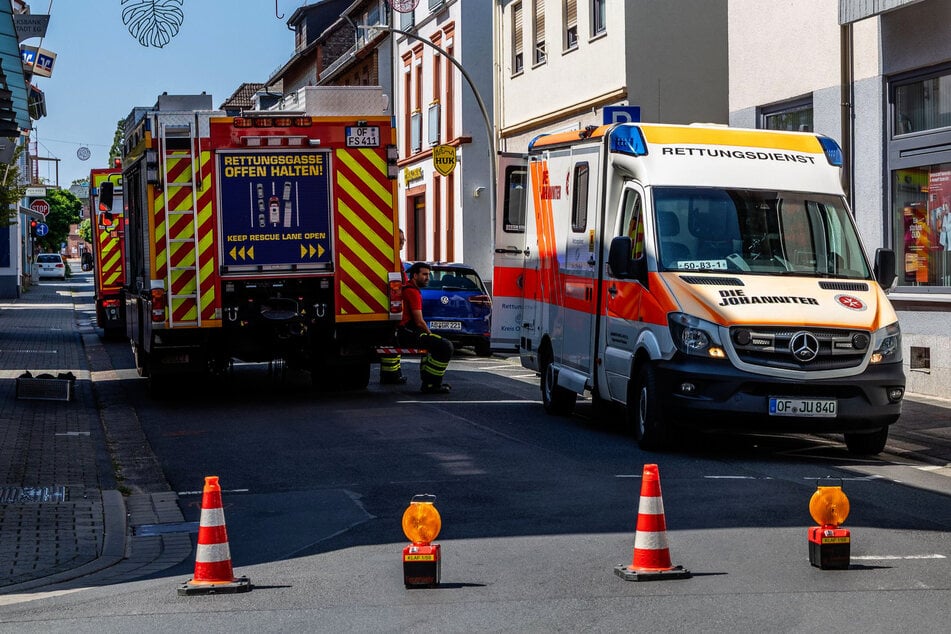 Schrecklicher Fund im Hinterhof: Angehörige entdecken Toten - kopfüber in Kanalschacht!