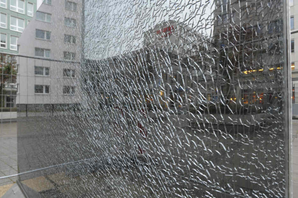 1996 zerstörte ein Auto das Mahnmal zum Gedenken an die Bombenangriffe von 1945. Im Jahr 2011 mottete die Stadt die "Gedächtnisscheibe" ein. Nun gibt es neue Hoffnung für das Kunstwerk.