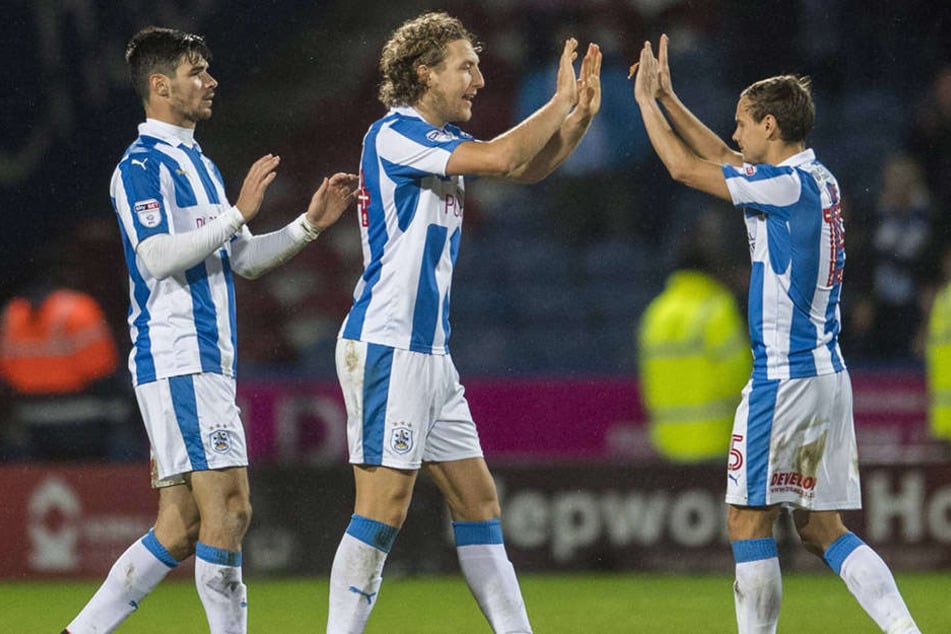 Seit zwei Jahren Teamkameraden: Chris Löw (r.) und Michael Hefele (M.). Löwe kam aus Kaiserslautern zu Huddersfield, Hefele von Dynamo.
