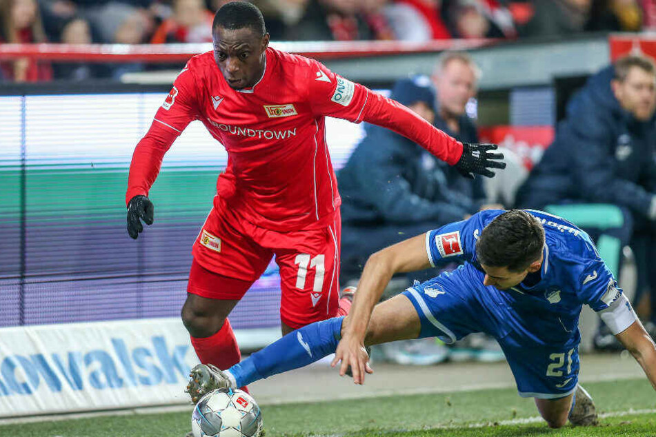 Berlins Anthony Ujah (l) kämpft gegen Benjamin Hübner von TSG Hoffenheim um den Ball.