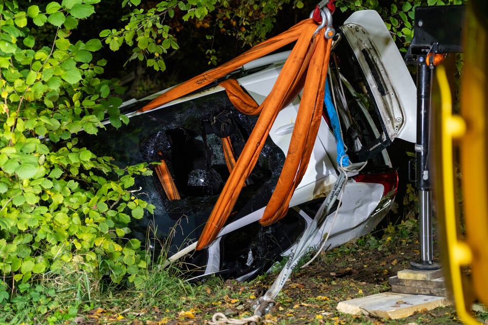 Die Einsatzkräfte konnten den Volvo aus der Ilm ziehen.