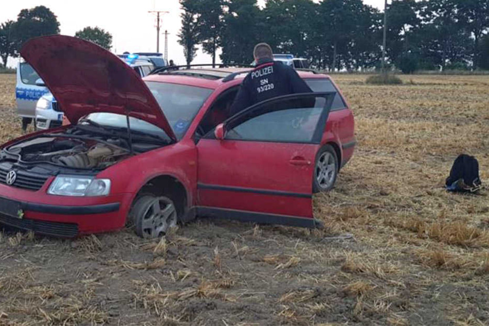 Auf einem Feld kam der Volkswagen nach einem Reifenplatzer zum Stehen.
