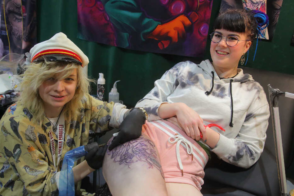 Gestochene Erinnerung für die Ewigkeit: Tattoo-Künstlerin Aneta Ostrouch (30) tätowiert Studentin Johanna-Marie (24) ein "Huhn mit Hut".