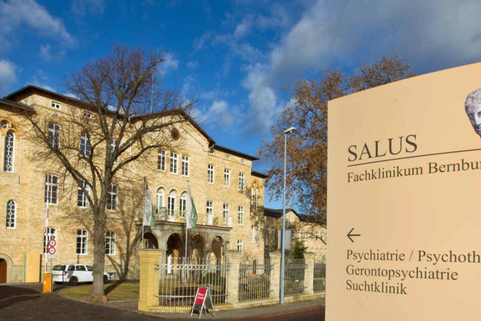 In diesem Fachklinikum in Bernburg soll Anton P. (89) im Juli seinen gleichaltrigen Zimmernachbarn erschlagen haben.