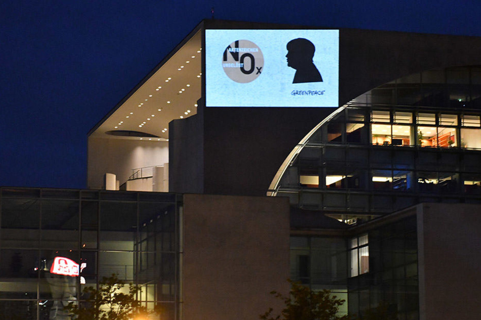 "Aktenzeichen ungelöst NOX" projizierten Aktivisten auf die Fassade des Bundeskanzleramtes in Berlin.