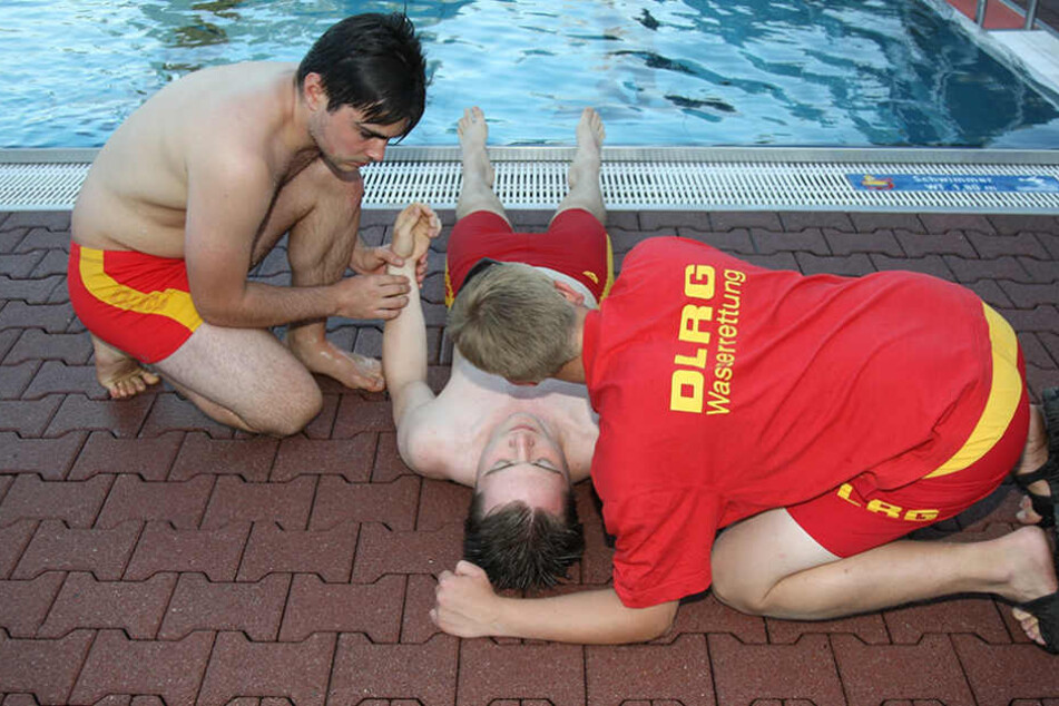 Die Rettungsschwimmer Alex Beck (20, l.) und Philipp
Baumgart (21) mit Kollege Josef Mühne (20).