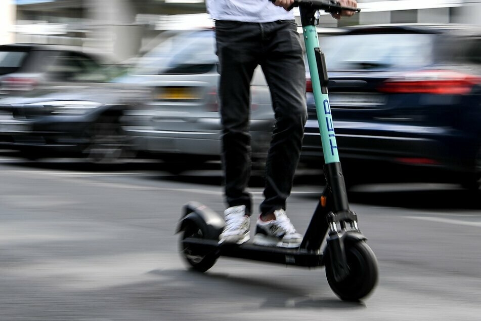 In Chemnitz musste die Polizei mehrere betrunkene E-Scooter-Fahrer aus dem Verkehr ziehen. (Symbolbild)
