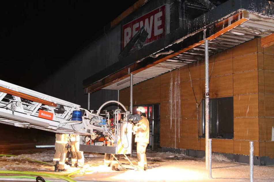 Druckluftschaum soweit das Auge reicht: Die Brandbekämpfer brauchten viel, um die Flammen unter Kontrolle zu bringen.