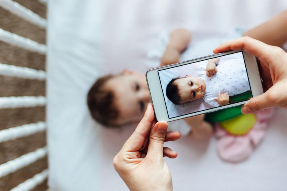 Mama, Papa und die Handykamera sind immer dabei und filmen alles für den Erfolg im Netz. (Symbolbild)