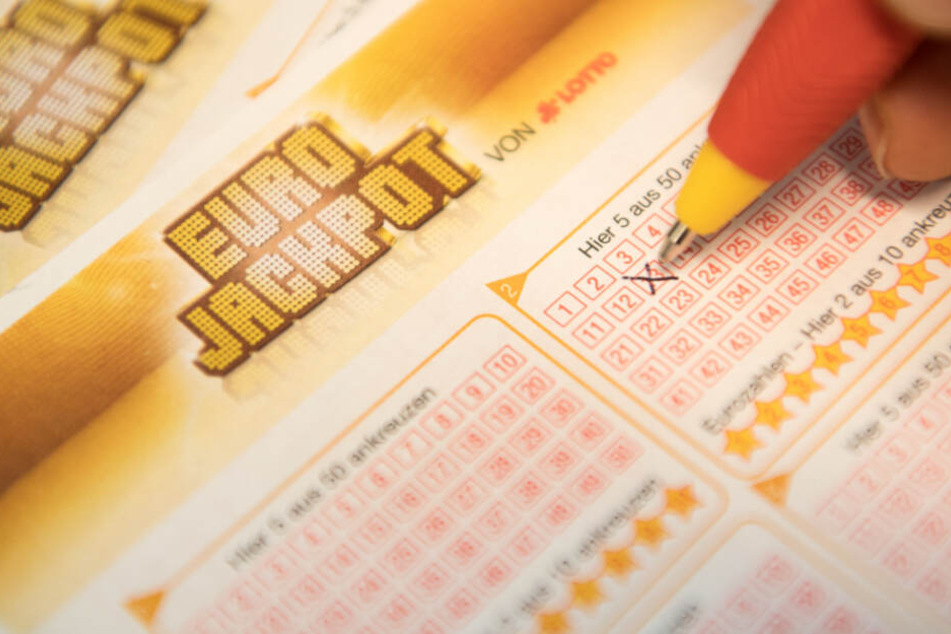 Um den Eurojackpot zu knacken, muss auf dem Tippzettel an sieben Stellen das Kreuz richtig gesetzt werden. (Symbolbild)