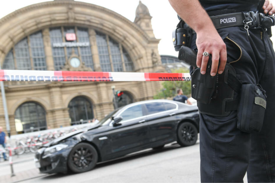 Wegen des Bank-Überfalls war der Frankfurter Hauptbahnhof am Freitag mehrere Stunden für Fernzüge gesperrt.