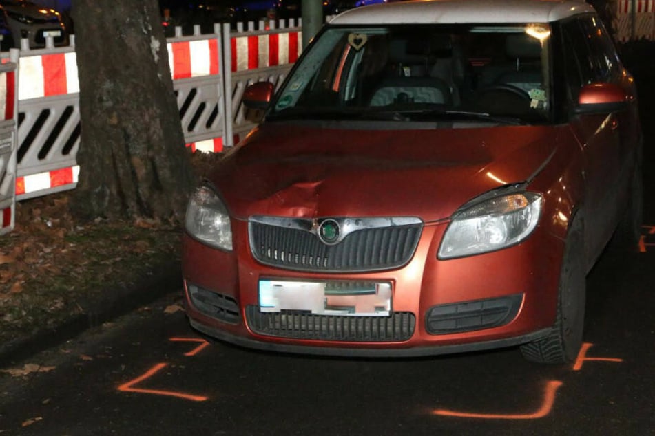 Fußgängerin von Auto erfasst und schwer verletzt