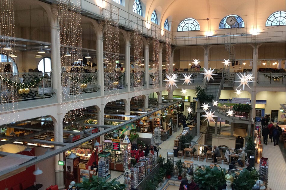 Wer noch ein Geschenk braucht, wird beim weihnachtlichen Trödelmarkt in der Neustädter Markthalle sicherlich fündig.