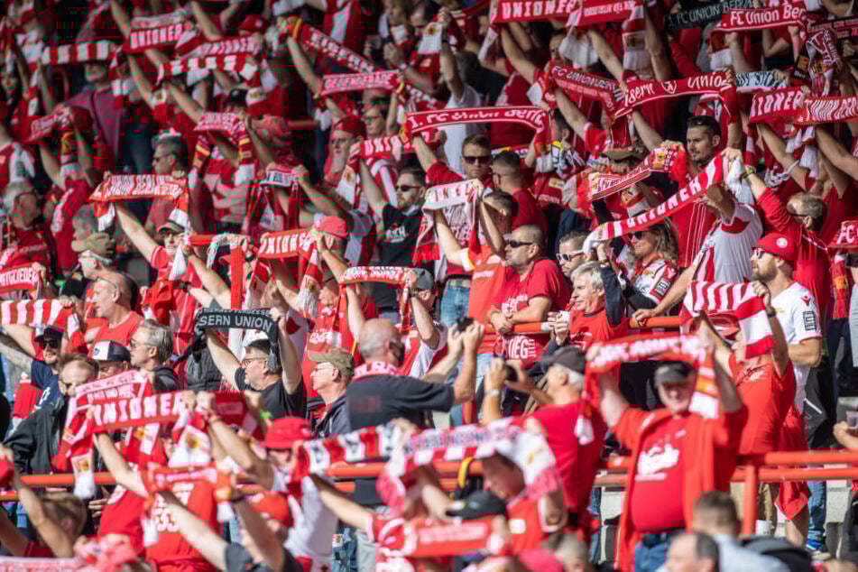Die Fans des 1. FC Union Berlin feuern dicht gedrängt ihre Mannschaft an. Diese stimmungsvollen Bilder gehören der Vergangenheit an. Im Spiel gegen den SC Freiburg sind zwar bis zu 4500 Fans zugelassen, diese sind jedoch zum Schweigen verdammt.