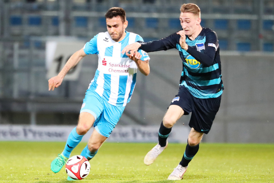 18. April 2019: Florian Krebs (r.) beim Regionalliga-Duell mit dem CFC im Trikot von Hertha II. beim Zweikampf mit Ioannis Karsanidis.