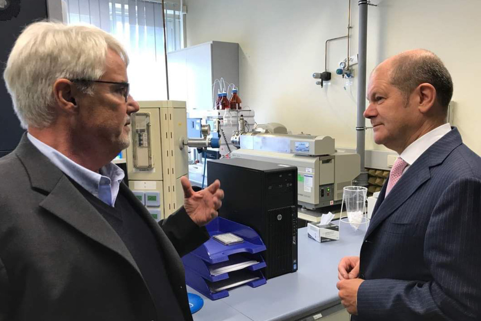 Auch Bundeskanzler Olaf Scholz (63, SPD, r.) ließ sich von Hans-Ulrich Demuth schon wissenschaftlich ins Bild setzen.