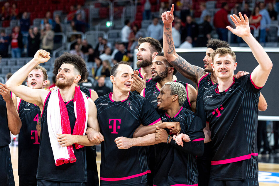 Die Telekom Baskets Bonn freuen sich über den Hauptrunden-Titel.