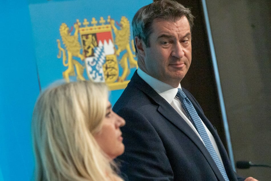Melanie Huml (l, CSU), Staatsministerin für Gesundheit und Pflege, und Markus Söder (53, CSU), Ministerpräsident von Bayern, nehmen am 13. August an einer gemeinsamen Pressekonferenz zur aktuelle Entwicklungen an den Corona-Teststationen für Reiserückkehrer teil.