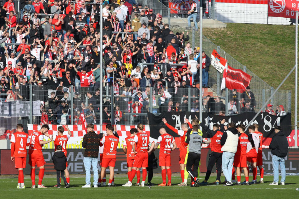 Der FSV wird heute 75. Das beste Geschenk wollen die Spieler am Ende zusammen mit den eigenen Fans feiern: Drei Punkte gegen den Berliner AK.