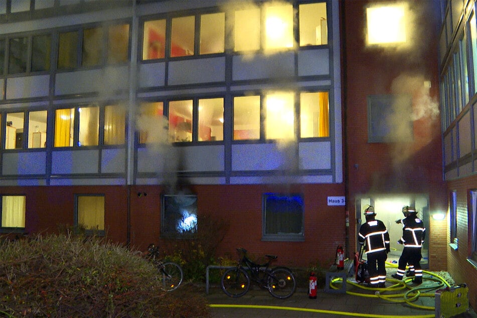 Ebenfalls am Donnerstagabend kam es zu einem Küchenbrand in einem Studentenwohnheim in Stellingen. Drei Personen erlitten eine Rauchvergiftung.