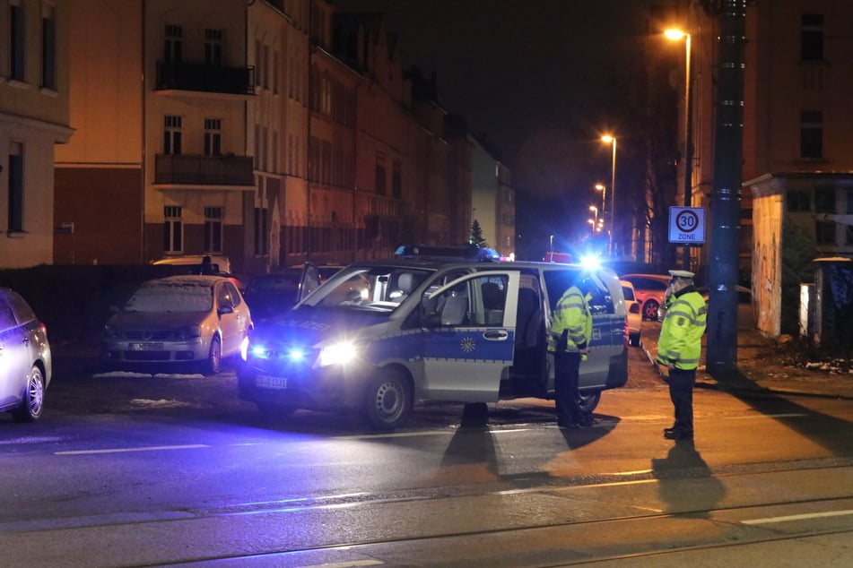 Im Morgengrauen blockierte die Polizei Straßen in Leipzig, als die Razzien begannen.
