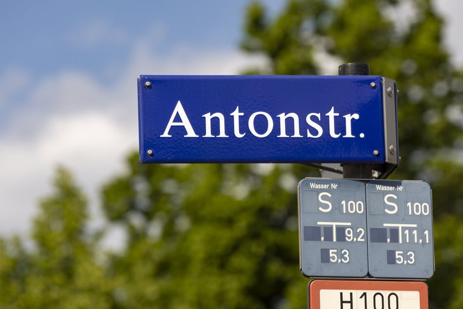 Auf der Antonstraße in Dresden herrschte Donnerstagnacht Aufregung, als ein Mann mit einem vermeintlichen Sturmgewehr aus einer Kneipe kam.