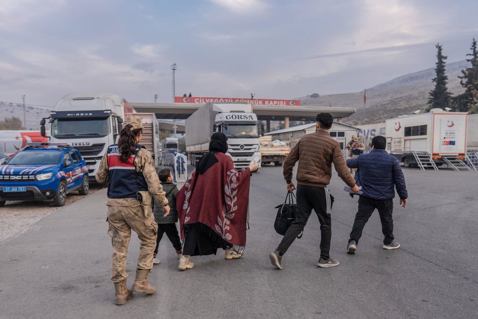 Eine syrische Familie kommt am Grenzübergang Cilvegozu in der Nähe von Hatay in der Südtürkei an, um von der Türkei nach Syrien zu gelangen.