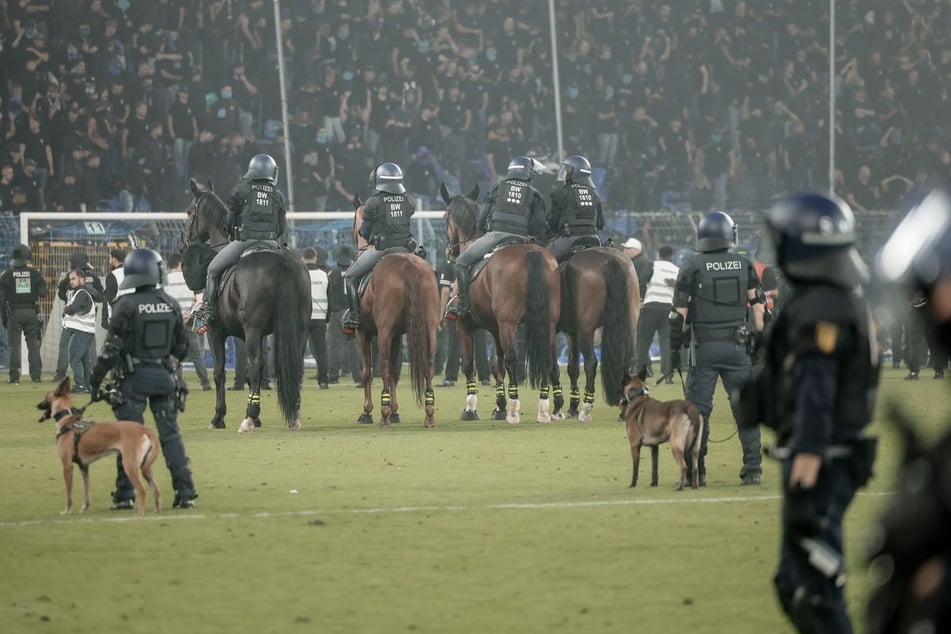 Die Polizei befand sich mit Pferden und Hunden am Einsatzort.