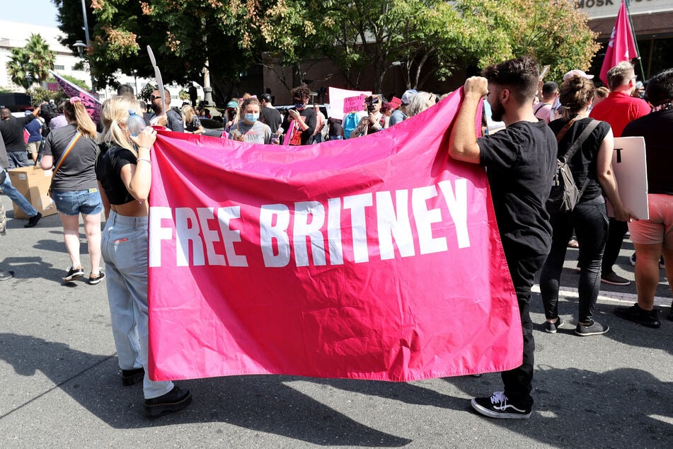 2021 kämpfte Britney Spears vor Gericht um ihre Freiheit. Proteste der #FreeBritney-Bewegung unterstützten sie dabei.