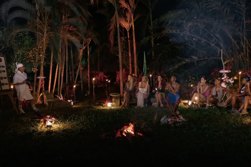 Am Lagerfeuer müssen die Queens ihre abgegebenen Stimmen offenbaren.