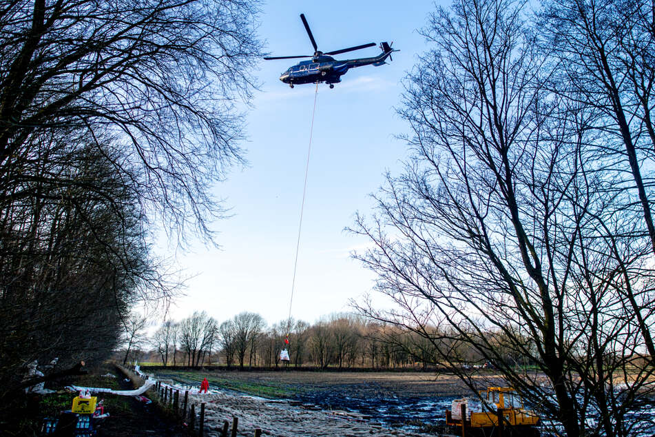 In der Gemeinde Hatten in Niedersachsen helfen Hubschrauber der Bundespolizei und der Marine bei der Deichsicherung gegen das Hochwasser.